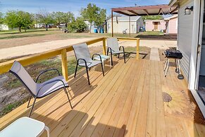 Cozy Ballinger Vacation Rental w/ Deck & Grill!