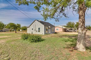 Cozy Ballinger Vacation Rental w/ Deck & Grill!