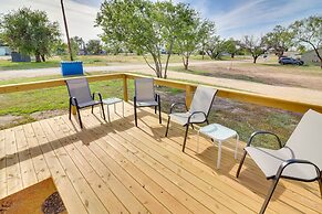 Cozy Ballinger Vacation Rental w/ Deck & Grill!
