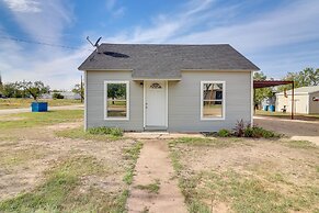 Cozy Ballinger Vacation Rental w/ Deck & Grill!