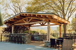 Tremont Lodge & Resort