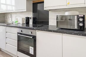 Bright High-ceiling 2BD Flat - Central Edinburgh!