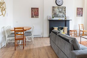 Bright High-ceiling 2BD Flat - Central Edinburgh!