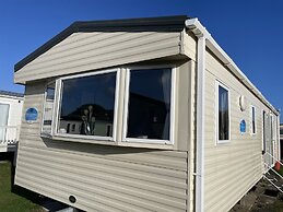 Captivating 2-bed Caravan in Clacton-on-sea