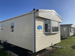 Captivating 2-bed Caravan in Clacton-on-sea