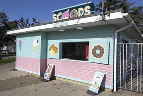 Captivating 2-bed Caravan in Clacton-on-sea