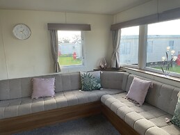 Captivating 2-bed Caravan in Clacton-on-sea