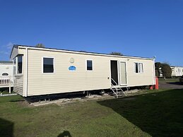 Captivating 2-bed Caravan in Clacton-on-sea