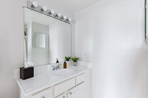 2BR Luxury City Suite With Gym & Pool