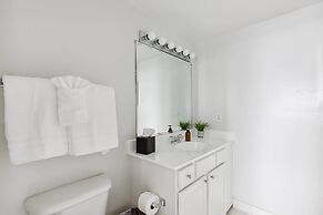 2BR Luxury City Suite With Gym & Pool