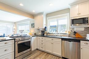 Mutiny Bay Ocean Breeze Retreat by Avantstay