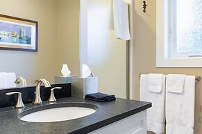 Mutiny Bay Ocean Breeze Retreat by Avantstay