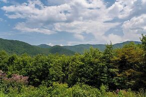 Among the Clouds by Avantstay Views + Hot Tub