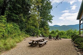 Among the Clouds by Avantstay Views + Hot Tub