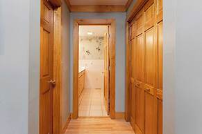 Among the Clouds by Avantstay Views + Hot Tub