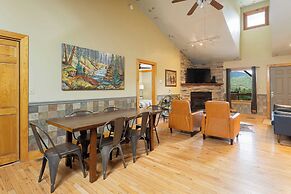 Among the Clouds by Avantstay Views + Hot Tub