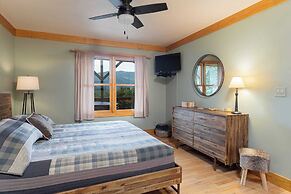 Among the Clouds by Avantstay Views + Hot Tub