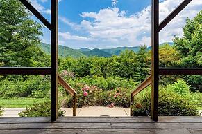 Among the Clouds by Avantstay Views + Hot Tub