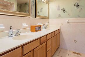 Among the Clouds by Avantstay Views + Hot Tub