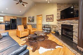 Among the Clouds by Avantstay Views + Hot Tub