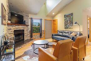 Among the Clouds by Avantstay Views + Hot Tub