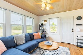 Swan Lake Cottage by Avantstay Views + Firepit