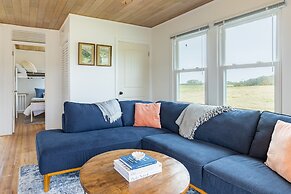 Swan Lake Cottage by Avantstay Views + Firepit