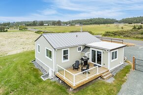 Swan Lake Cottage by Avantstay Views + Firepit