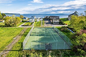 Coastal Chic Beach Condo by Avantstay Balcony