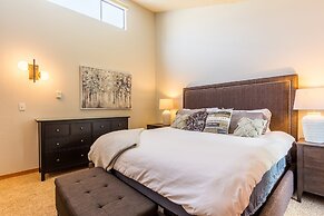 Coastal Chic Beach Condo by Avantstay Balcony