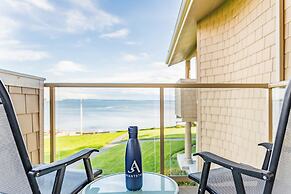 Coastal Chic Beach Condo by Avantstay Balcony