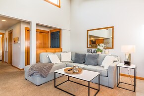 Coastal Chic Beach Condo by Avantstay Balcony