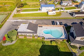 Coastal Chic Beach Condo by Avantstay Balcony