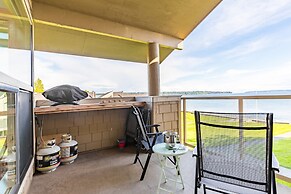 Coastal Chic Beach Condo by Avantstay Balcony