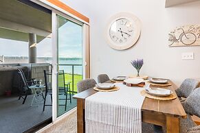 Coastal Chic Beach Condo by Avantstay Balcony