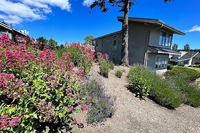 Coastal Chic Beach Condo by Avantstay Balcony