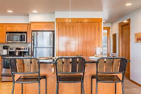 Coastal Chic Beach Condo by Avantstay Balcony