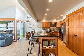 Coastal Chic Beach Condo by Avantstay Balcony