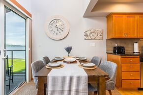 Coastal Chic Beach Condo by Avantstay Balcony