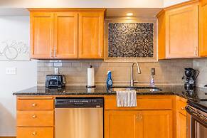 Coastal Chic Beach Condo by Avantstay Balcony