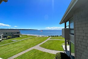 Coastal Chic Beach Condo by Avantstay Balcony