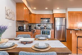 Coastal Chic Beach Condo by Avantstay Balcony