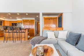 Coastal Chic Beach Condo by Avantstay Balcony