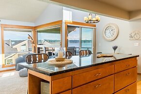 Coastal Chic Beach Condo by Avantstay Balcony