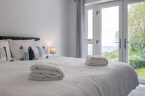 Field View 5-bed House - Free Parking