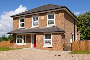 Field View 5-bed House - Free Parking