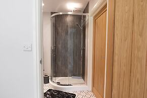 Field View 5-bed House - Free Parking