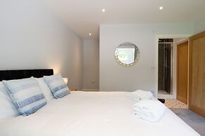 Field View 5-bed House - Free Parking