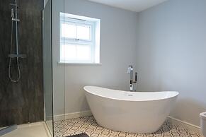 Field View 5-bed House - Free Parking