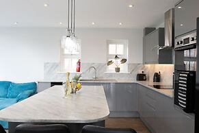 Field View 5-bed House - Free Parking